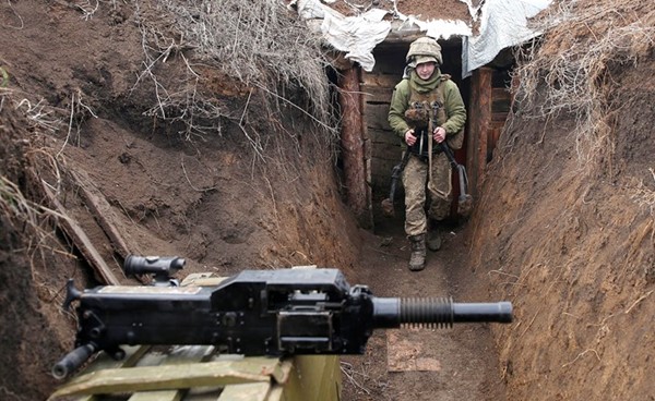 جندي أوكراني في خندق على خط المواجهة مع الانفصاليين المدعومين من روسيا في منطقة لوغانسك (أ.ف.پ)