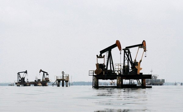 أسعار النفط تهبط مع تقييم المستثمرين زيادة الإمدادات وآفاق الطلب
