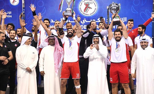 خالد الغانم محتفلا مع فريق كرة اليد بكأس البطولة للمرة 11