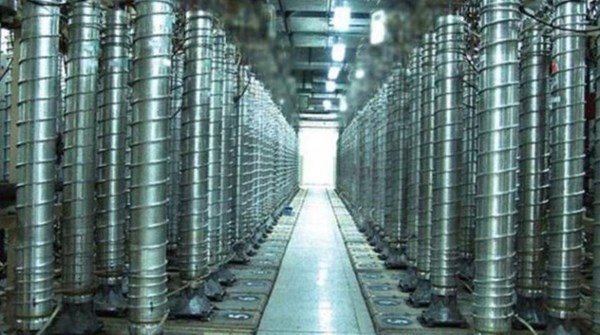 إيران تشغّل أجهزة جديدة للطرد المركزي وتضخ «غاز اليورانيوم» في أوج محادثات فيينا