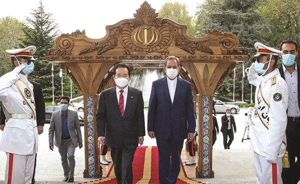 نائب الرئيس الإيراني اسحق جهانغيري مستقبلا رئيس الوزراء الكوري الجنوبي شونغ سي كيون في طهران أمس		(أ.ف.پ)