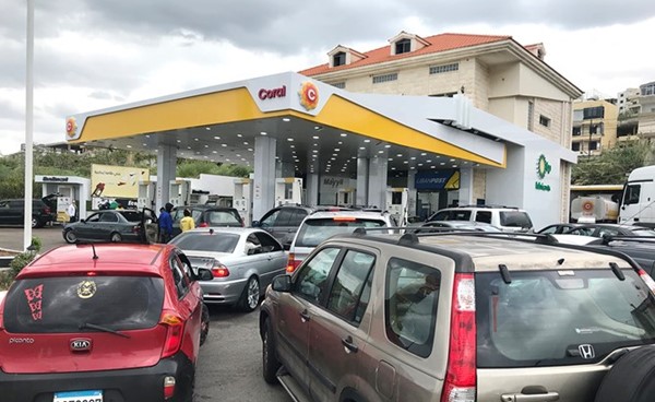 محطات الوقود تشهد زحمة سيارات في معظم المناطق في لبنان ر	محمود الطويل
