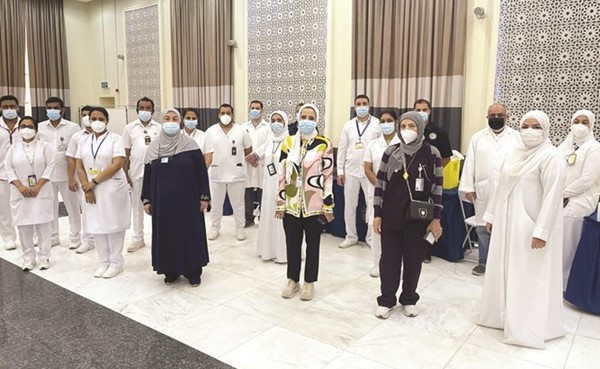 د.دينا الضبيب مع الفريق الطبي خلال عملية التطعيم