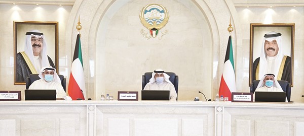 سمو الشيخ صباح الخالد والشيخ حمد جابر العلي وعبدالله الرومي خلال الاجتماع