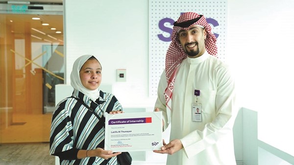 راكان الجدعان من إدارة الموارد البشرية يسلم الشهادات للمتدربين