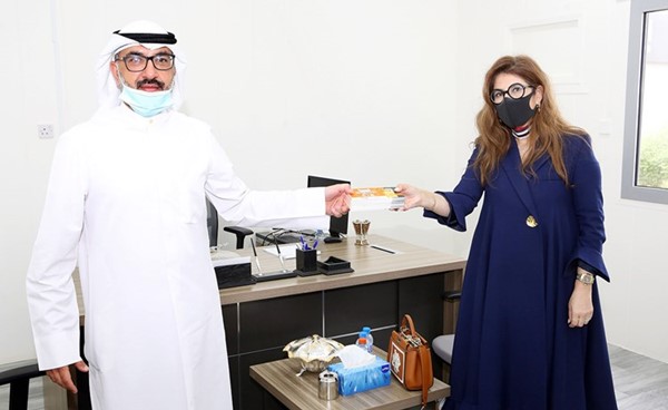 سحر دشتي تسلم قسائم الشراء إلى عبدالله الكندري من بنك الطعام