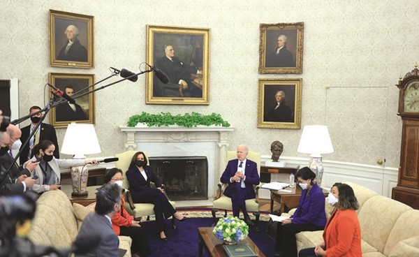 الرئيس جو بايدن مستقبلا ونائبته كامالا هاريس أعضاء لجنة التجمع الأميركي - الآسيوي - الباسيفيكي بالكونغرس في البيت الأبيض	(رويترز)