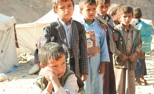 أطفال اليمن يترقبون توزيع المساعدات الإنسانية