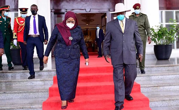 رئيسة تنزانيا سامية سولو حسن ترتدي الكمامة خلال زيارتها اوغندا