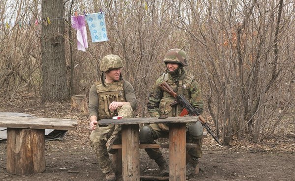 جنديان اوكرانيان في مواقع القتال على خط الفصل بالقرب من مدينة دونيتسك 	(رويترز)