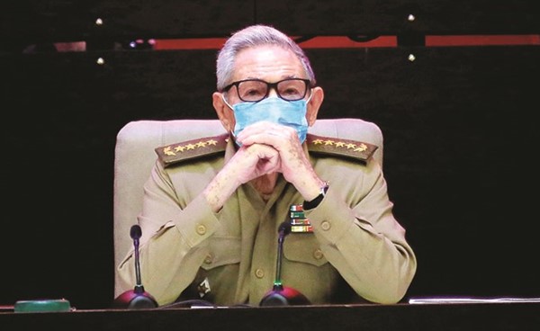 راؤول كاسترو خلال حضوره مؤتمر الحزب الشيوعي الكوبي (أ.ف.پ)