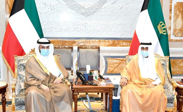 صاحب السمو الأمير الشيخ نواف الأحمد خلال استقباله مرزوق الغانم