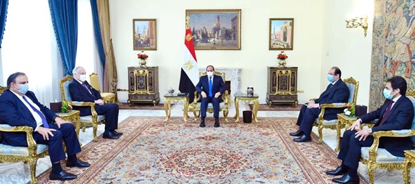 الرئيس عبدالفتاح السيسي مستقبلا رونالد لاودر رئيس الكونغرس اليهودي العالمي بحضور عباس كامل رئيس المخابرات العامة