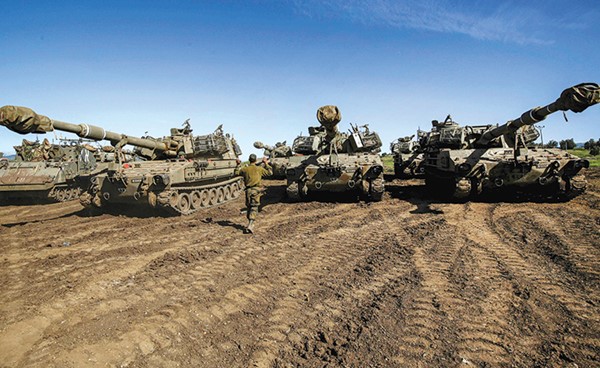 دبابات إسرائيلية مزودة بمدافع «هاوتزر» في قاعدة «موشاف شعال» في الجولان المحتل (أ.ف.پ)