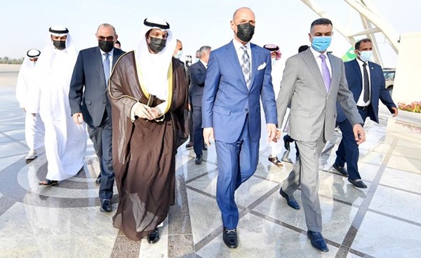الوزير عبدالرحمن المطيري خلال استقبال الوفد العراقي برئاسة عدنان درجال