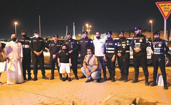 أحمد النويبت في صورة جماعية مع أبطال الصفوف الأمامية من وزارة الداخلية
