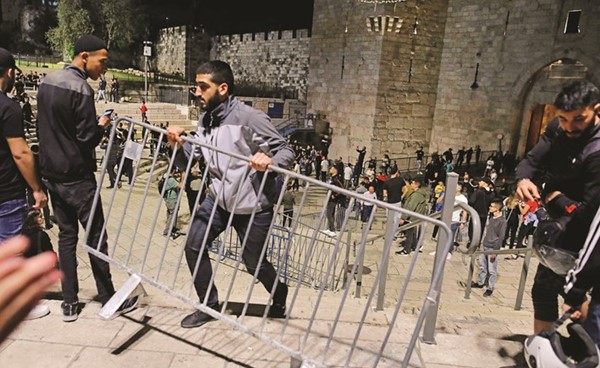 فلسطينيون يزيلون الحواجز الاسرائيلية من أمام بوابة دمشق في القدس المحتلة		 			(أ.ف.پ)