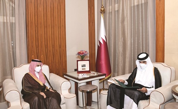 صاحب السمو الشيخ تميم بن حمد أمير قطر مستقبلا وزير الخارجية السعودي الأمير فيصل بن فرحان في الدوحة 	(قنا)