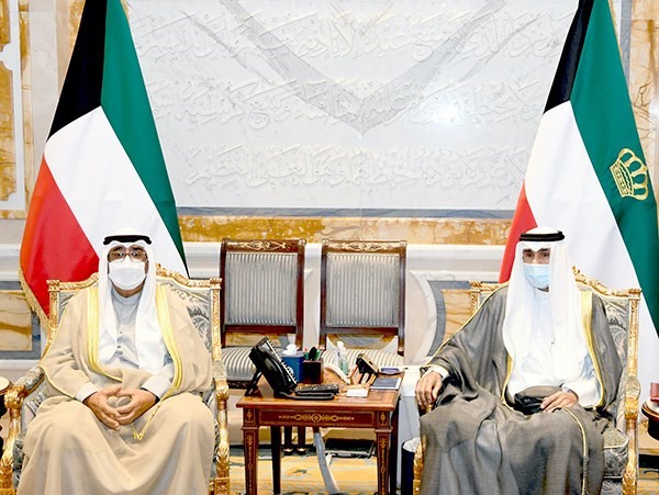 صاحب السمو الأمير الشيخ نواف الأحمد مستقبلا سمو ولي العهد الشيخ مشعل الأحمد