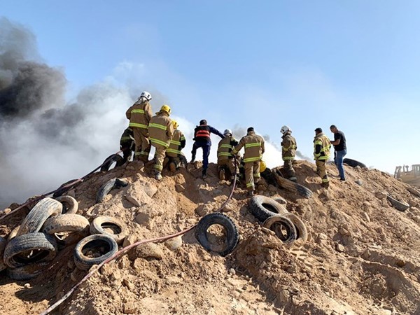 مراكز إطفاء عزلت منطقة الحريق لمنع امتداد ألسنة اللهب إلى ملايين الإطارات