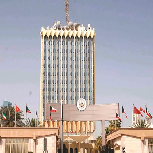 موظفو «العقد الثاني» الوافدون في «الإعلام» يناشدون الوزير تحويلهم إلى «عقد استعانة»