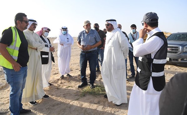 الشيخ عبدالله الأحمد وعدد من مسؤولي البلدية والصناعة خلال تفقد موقع تسلم الرمال في جنوب الجهراء(محمد هاشم)