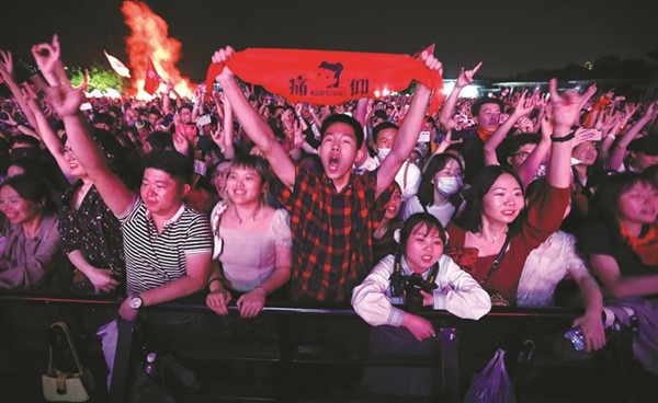 جانب من الحضور الكبير في مهرجان ستروبيري الموسيقي بمدينة ووهان الصينية 	(رويترز)