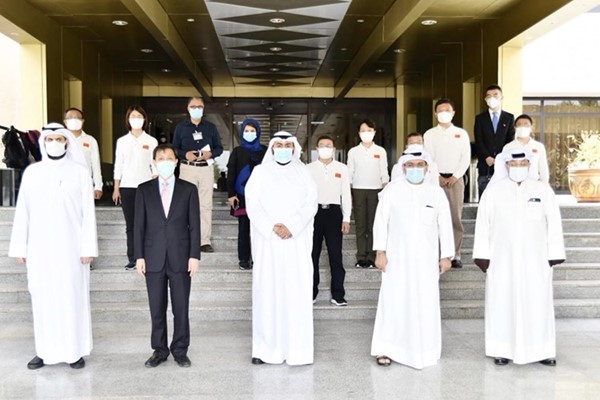 صورة وفد الخبراء الطبيين الصينيين لمكافحة الجائحة مع معالي وزير الصحة الشيخ د.باسل الصباح