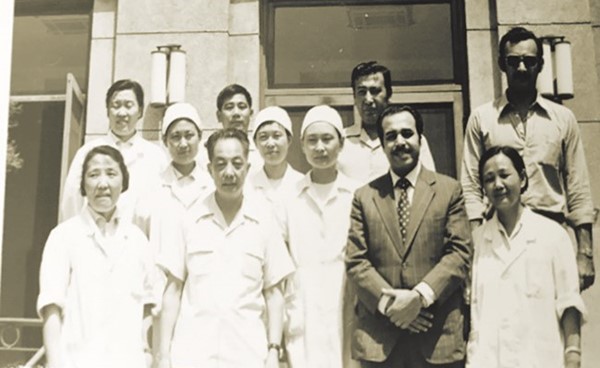 صورة الوفد الكويتي والتي تجمع د.نوري زيد الكاظمي رحمه الله والسفير عبدالحميد البعيجان في أحد مستشفيات بكين مع بين دينغ فان والعديد من العاملين في المستشفى في العام 1973