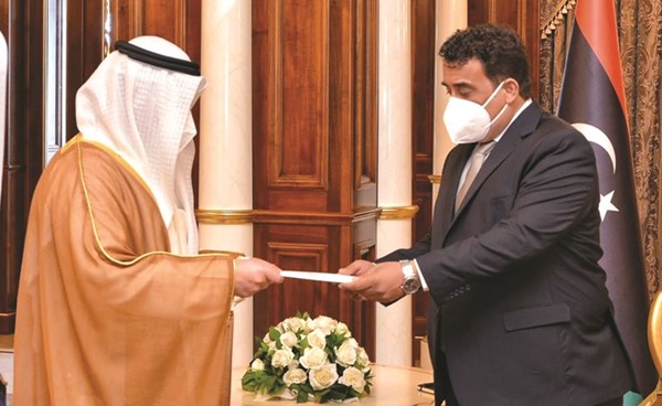 الشيخ د.أحمد ناصر المحمد يسلم رسالة الأمير إلى د.محمد يونس المنفي رئيس المجلس الرئاسي بدولة ليبيا