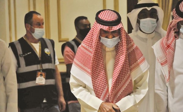 صاحب السمو الأمير الشيخ نواف الأحمد خلال أداء الصلاة بمسجد بلال بن رباح