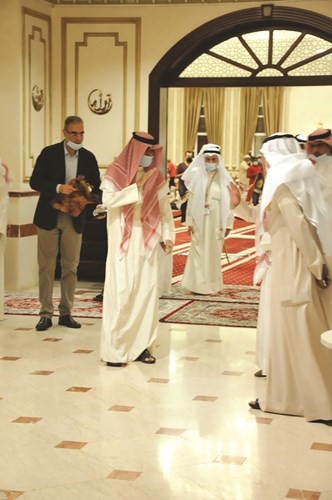 صاحب السمو الأمير الشيخ نواف الأحمد يحيي الحضور بالمسجد