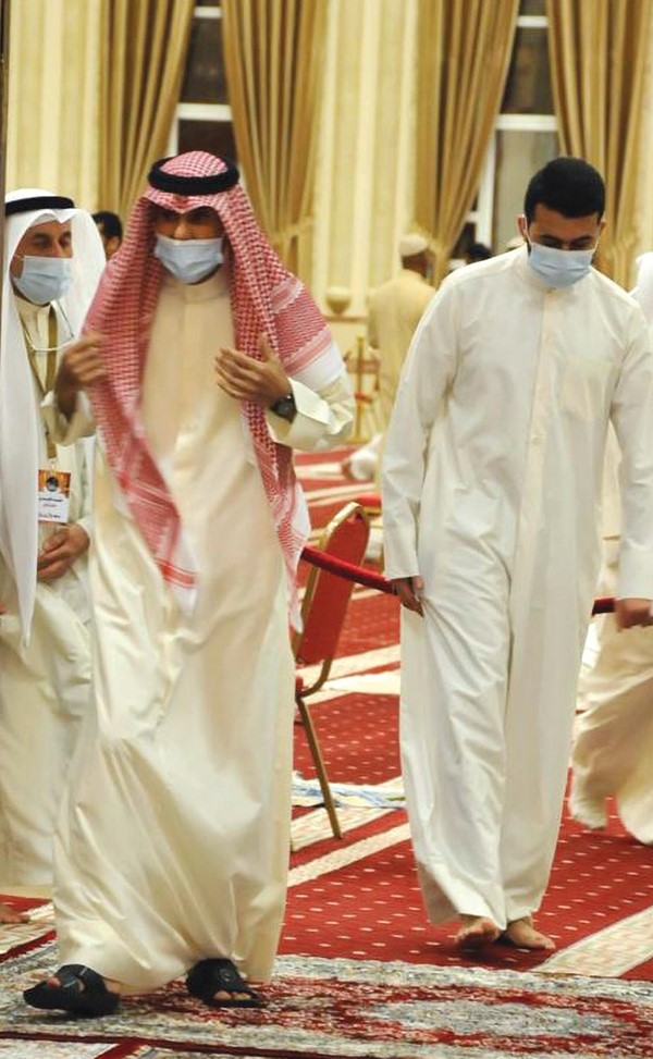 صاحب السمو الأمير الشيخ نواف الأحمد مغادراً مسجد بلال بن رباح بعد أن تقدم جموع المواطنين والمقيمين في أداء صلاة القيام (أحمد علي)