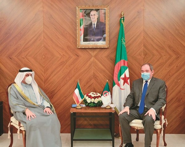 الشيخ د.أحمد الناصر خلال اللقاء مع وزير الشؤون الخارجية الجزائري صبري بوقادوم