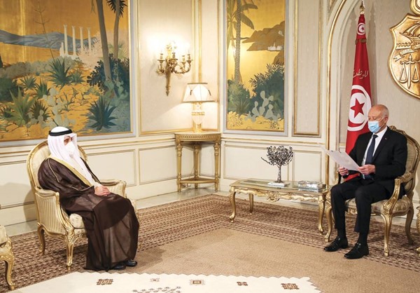 الرئيس التونسي قيس سعيد يتسلم رسالة سمو الأمير من الشيخ د.أحمد ناصر المحمد