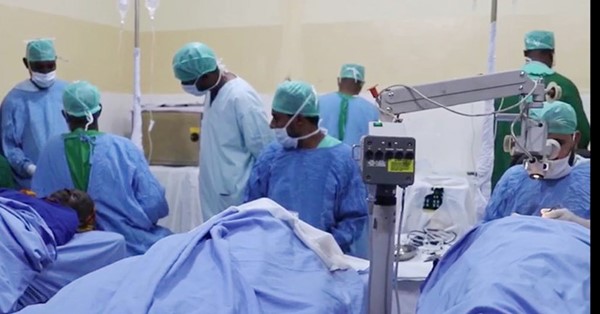 جانب من إجراء عمليات العيون