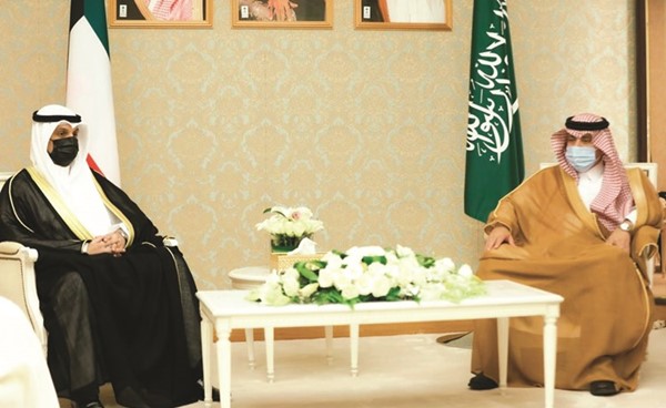 عبدالرحمن المطيري خلال اللقاء مع وزير التجارة ووزير الإعلام السعودي المكلف د.ماجد القصبي