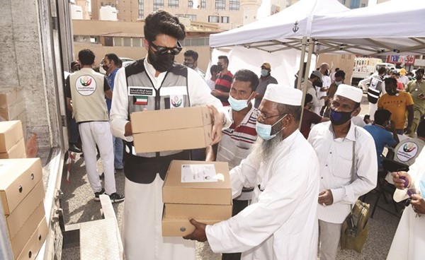 جانب من مشاركة المتطوعين في توزيع السلال الغذائية