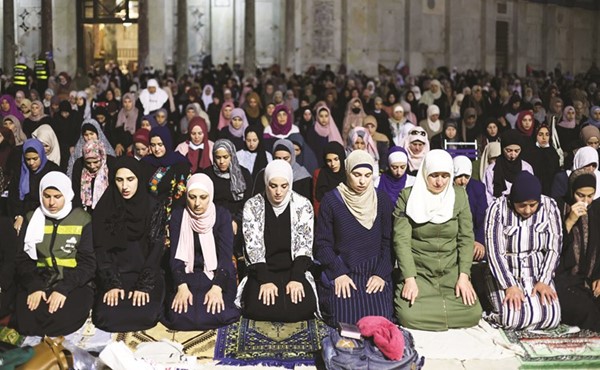 سيدات فلسطينيات يحيين ليلة القدر في المسجد الأقصى			(رويترز)