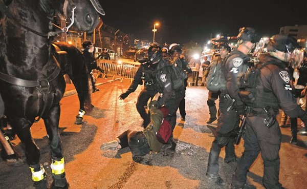 قوات الاحتلال تعتقل فلسطينية خلال احتجاجات داعمة لأهالي حي الشيخ جراح(أ.ف.پ)