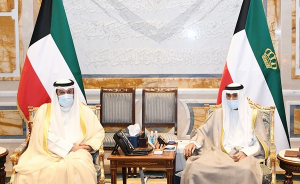 صاحب السمو الأمير خلال استقباله رئيس مجلس الأمة بالإنابة أحمد الشحومي