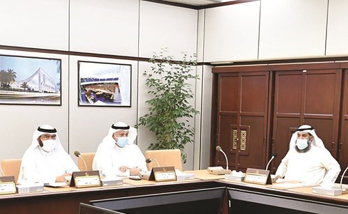 د. صالح المطيري وخليل الصالح وسعدون حماد أثناء اجتماع اللجنة الصحية