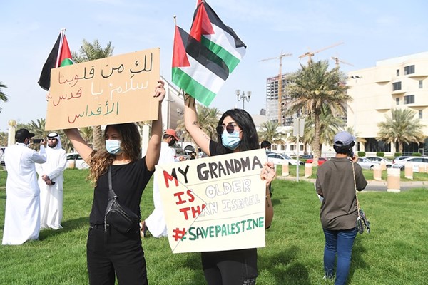 مشاركتان ترفعان أعلام فلسطين