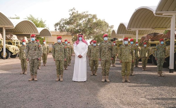 الشيخ أحمد النواف مع عدد من رجال الشرطة العسكرية
