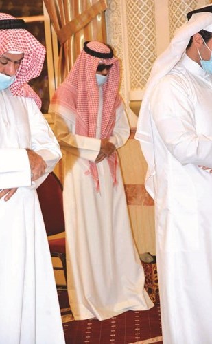 صاحب السمو الأمير الشيخ نواف الأحمد خلال أداء صلاة العيد