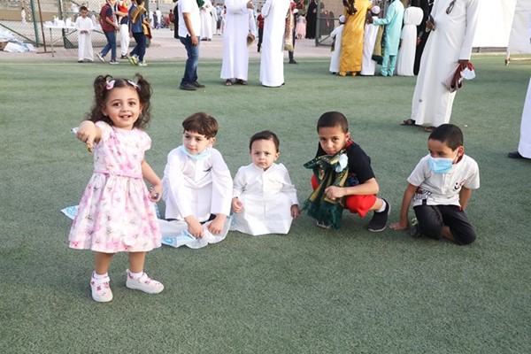 فرحة كبيرة للأطفال بحضور صلاة العيد