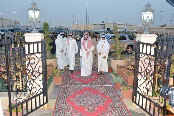صاحب السمو الأمير الشيخ نواف الأحمد خلال دخوله إلى المسجد لأداء الصلاة