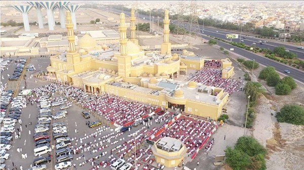تنظيم رائع للساحات المجاورة لمسجد بلال بن رباح لاستيعاب جموع المصلين