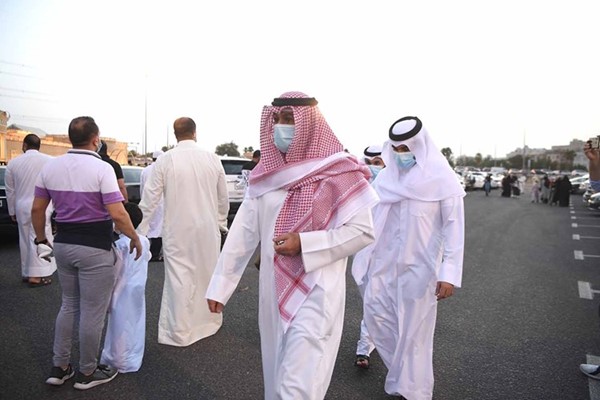 الشيخ سالم النواف لدى توجهه إلى المسجد لأداء صلاة العيد