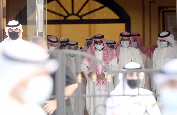 12سمو الأمير متوجها إلى داخل المسجد (محمد هاشم)